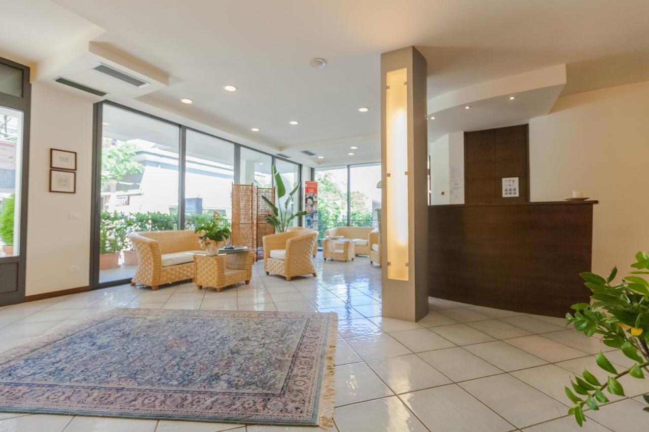 Residence Ascot Cattolica Esterno foto