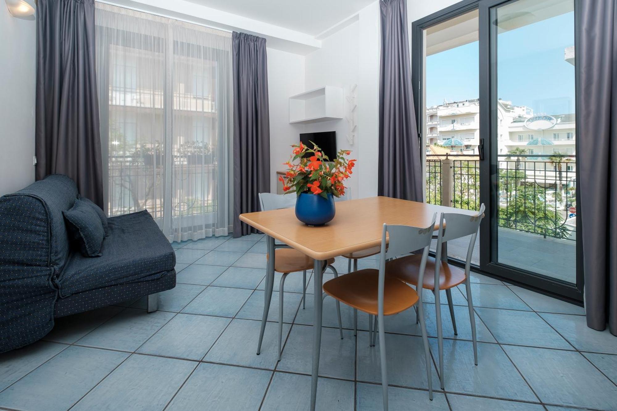 Residence Ascot Cattolica Esterno foto